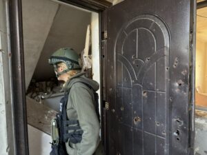 Alla Perdei cerca riparo in una casa distrutta all'interno della kill zone di Kherson, Ucraina ©Giorgio Provinciali e Alla Perdei