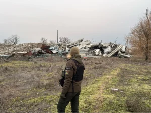 Alla Perdei di fronte a una scuola ucraina distrutta da un raid russo a kherson, Ucraina ©Giorgio Provinciali e Alla Perdei