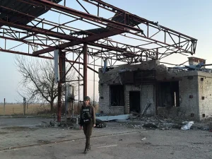 Alla Perdei in una stazione di servizio distrutta a Kherson, Ucraina ©Giorgio Provinciali e Alla Perdei