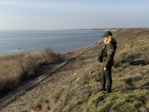 Alla Perdei osserva le linee di difesa ucraine nelle coste meridionali sul Mar Nero @Giorgio Provinciali e Alla Perdei