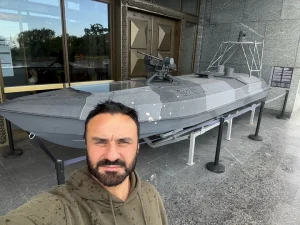 Giorgio Provinciali mostra un drone ucraino Sea Baby come quelli che tengono sotto tiro la Crimea occupata ©Giorgio Provinciali e Alla Perdei
