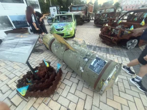 Un frammento di missile russo esposto a Kyiv, Ucraina ©Giorgio Provinciali e Alla Perdei