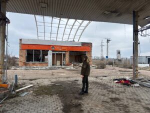 Alla Perdei corrisponde da una stazione di servizio distrutta dai russi a Kherson, Ucraina @Giorgio Provinciali e Alla Perdei