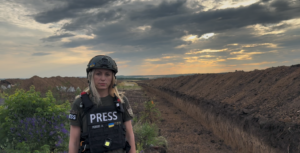 Alla Perdei durante un reportafe dalle trincee ucraine nel Donbas @Giorgio Provinciali e Alla Perdei