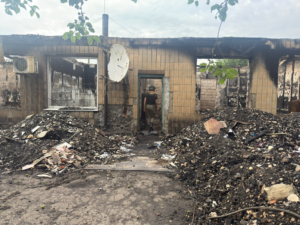Alla Perdei durante un reportage da Dobropillia, Donetsk, Ucraina @Giorgio Provinciali e Alla Perdei